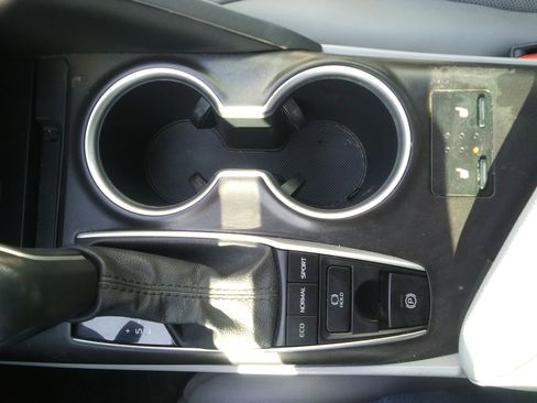 Used 2022 Toyota Camry XLE w/ Navigation Upgrade Package image 16