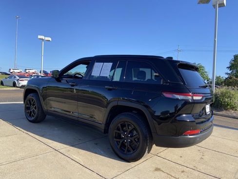 Used 2025 Jeep Grand Cherokee Altitude AWD/4WD image 8