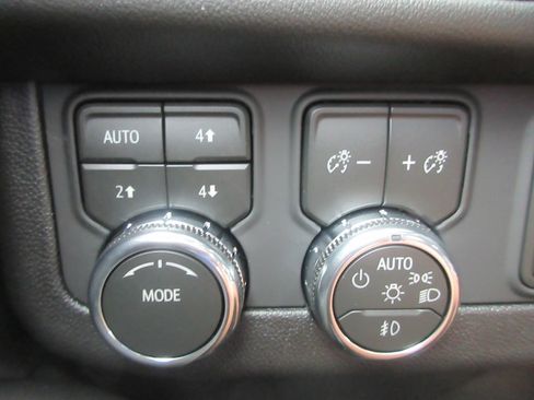 New 2026 GMC Yukon Elevation w/ Elevation Premium Package AWD/4WD image 17