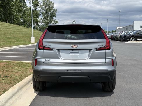 Used 2024 Cadillac XT4 Luxury w/ Cold Weather Package FWD image 10