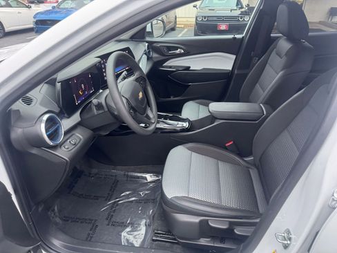 Used 2025 Chevrolet Trax LT image 21