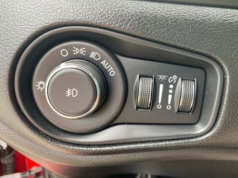 Used 2020 Jeep Renegade Latitude FWD image 18