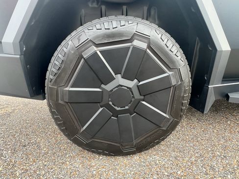 Used 2024 Tesla Cybertruck AWD Crew Cab image 11