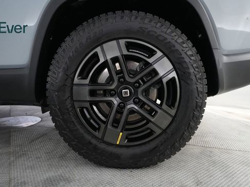 Used 2024 Rivian R1S Adventure image 9