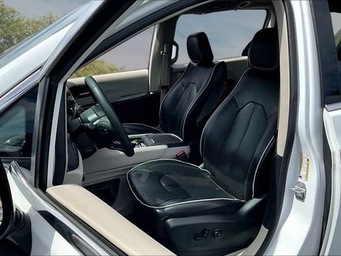 Used 2023 Chrysler Pacifica Limited FWD image 20