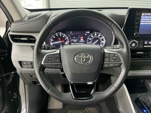Used 2021 Toyota Highlander XLE AWD/4WD image 17