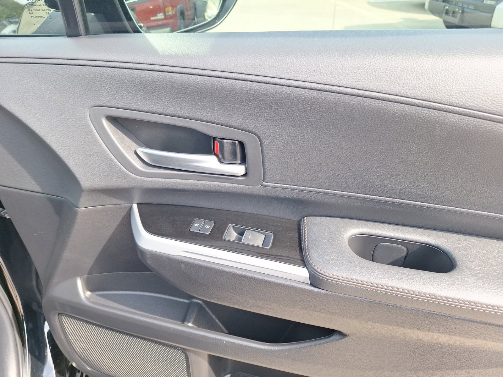 Used 2025 Toyota Sienna Platinum AWD/4WD image 36