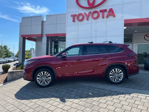 New 2026 Toyota Highlander Platinum AWD/4WD image 2