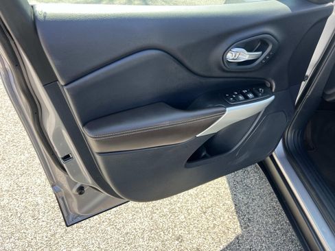 Used 2018 Jeep Cherokee Limited w/ Luxury Group image 10