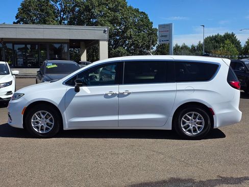 Used 2025 Chrysler Pacifica Select FWD image 32