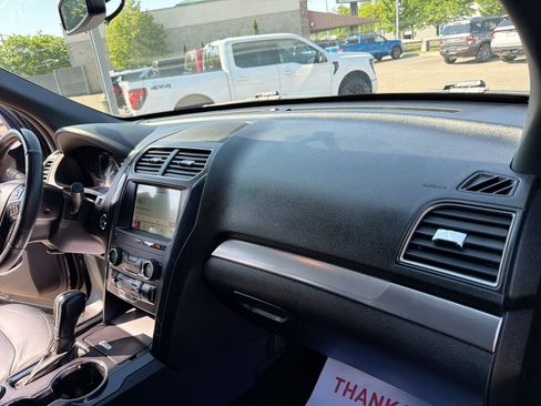 Used 2018 Ford Explorer XLT w/ Equipment Group 202A FWD image 20