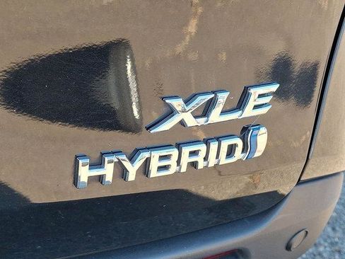 Certified 2024 Toyota Sienna XLE image 25