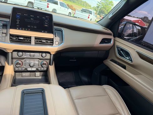 Used 2021 Chevrolet Suburban Premier w/ Premium Package AWD/4WD image 27