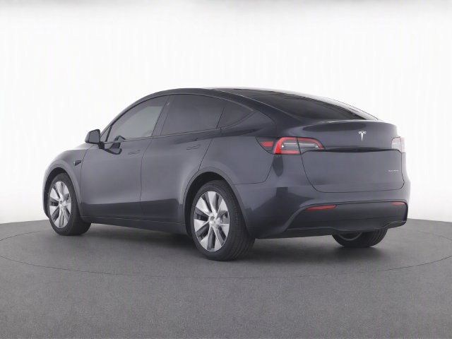 Used 2024 Tesla Model Y Long Range AWD/4WD image 3