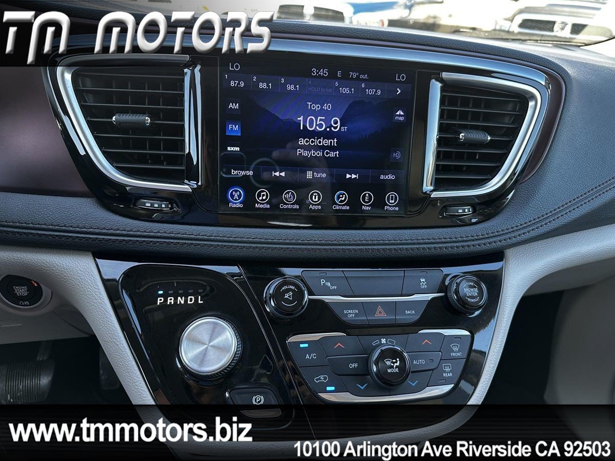 Used 2017 Chrysler Pacifica Limited w/ UConnect Theater Package FWD image 12