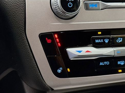 Used 2022 Ford Explorer XLT w/ Equipment Group 202A image 19