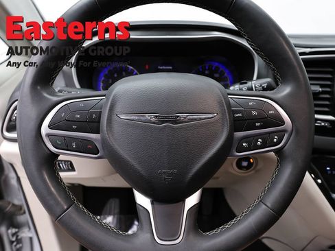 Used 2024 Chrysler Pacifica Touring-L FWD image 10