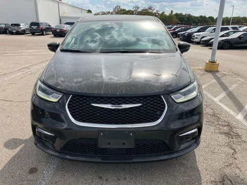 Used 2024 Chrysler Pacifica Touring-L FWD image 2