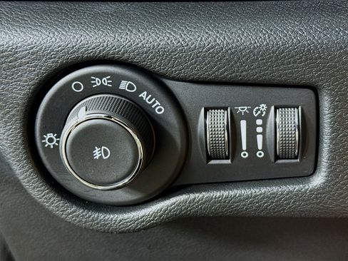 Used 2025 Chrysler Pacifica Select image 9