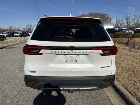 Used 2024 Toyota Grand Highlander Limited image 9
