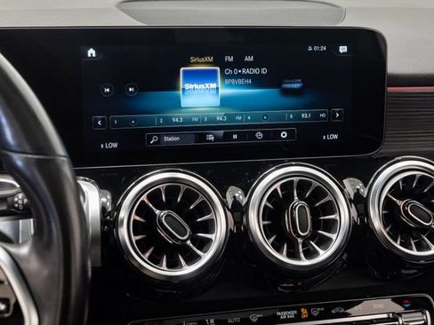 Used 2023 Mercedes-Benz GLB 250 4MATIC w/ Premium Package image 16