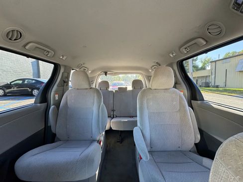 Used 2016 Toyota Sienna LE image 25