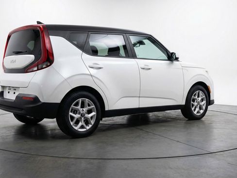 Used 2025 Kia Soul LX w/ LX Technology Package FWD image 9