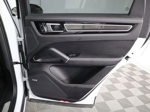 Used 2023 Porsche Cayenne Platinum Edition image 28