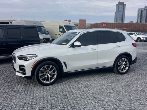 Used 2023 BMW X5 xDrive40i w/ Premium Package image 2
