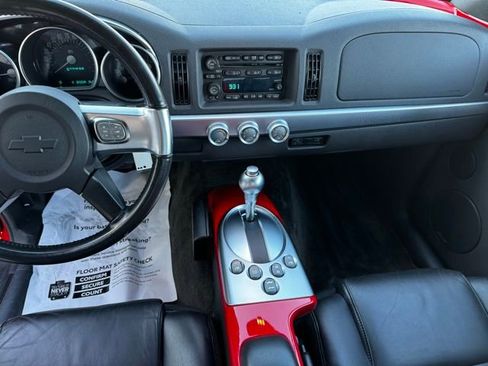 Used 2004 Chevrolet SSR w/ Preferred Equipment Group image 2
