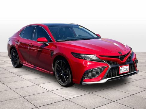 Used 2022 Toyota Camry XSE FWD image 3