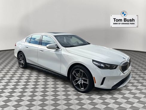 Used 2025 BMW i5 eDrive40i w/ Premium Package image 3