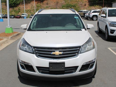 Used 2017 Chevrolet Traverse LT w/ Style and Technology Package image 2