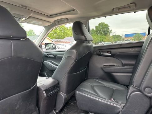 Used 2021 Toyota Highlander XLE AWD/4WD image 13