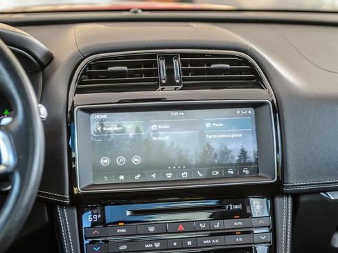 Used 2018 Jaguar F-PACE R-Sport image 28