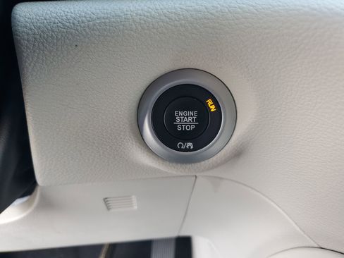 Used 2023 Chrysler Pacifica Limited w/ Uconnect Theater Family Group image 27