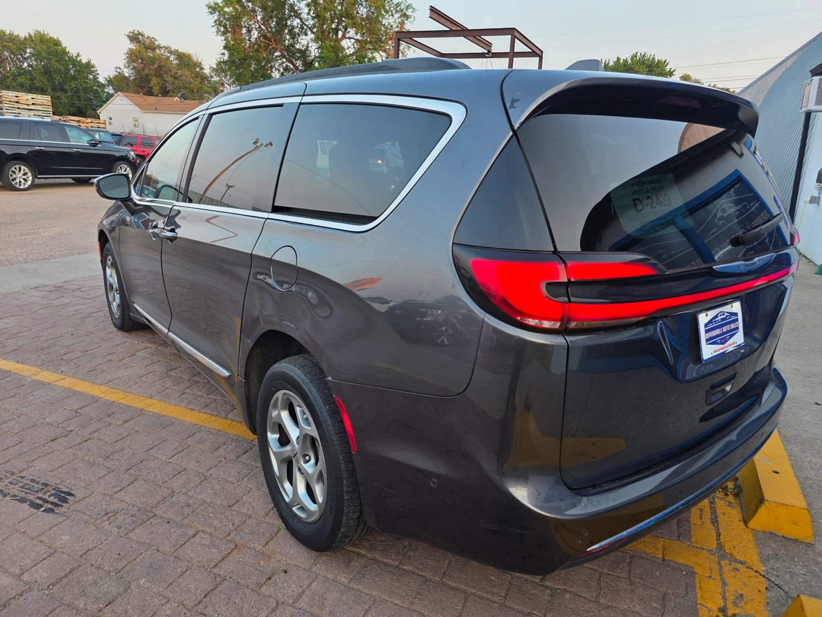 Used 2022 Chrysler Pacifica Limited AWD/4WD image 15