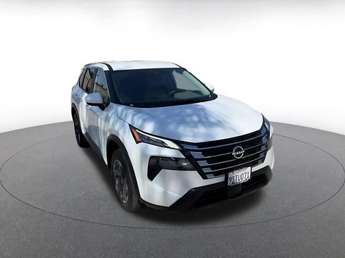 Used 2025 Nissan Rogue SV FWD image 3