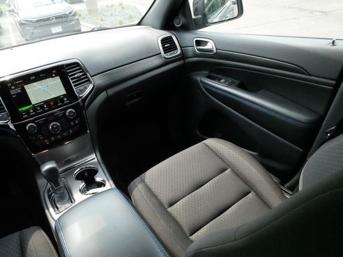 Used 2020 Jeep Grand Cherokee Laredo AWD/4WD image 11