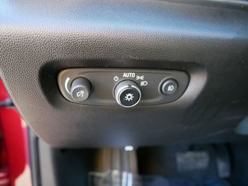 Used 2020 Chevrolet Traverse LT image 11