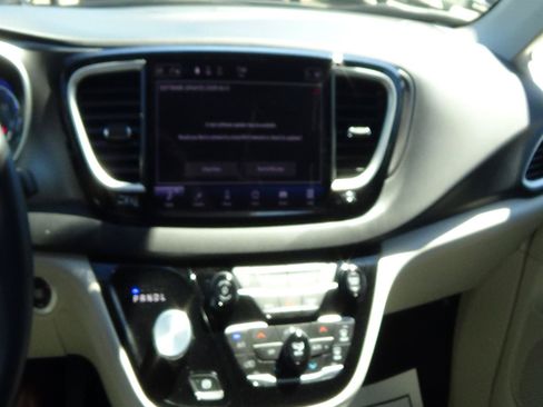 Certified 2024 Chrysler Pacifica Touring-L FWD image 23