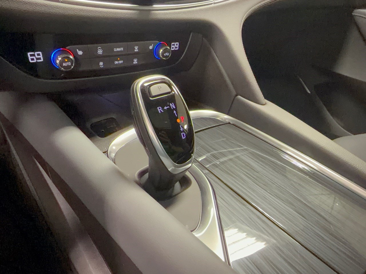 Used 2020 Buick Enclave Essence w/ LPO, Touring Package FWD image 21