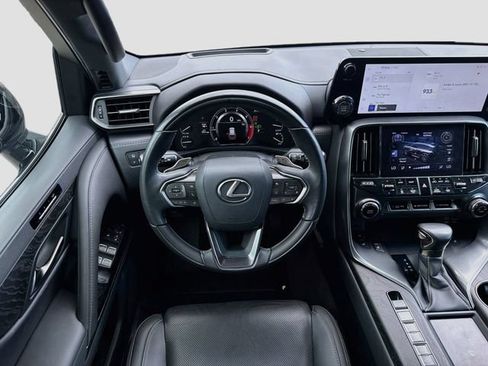 Used 2024 Lexus LX 600 4WD w/ Luxury Package image 18