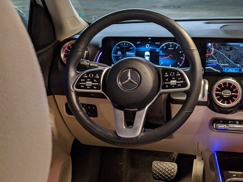 Used 2022 Mercedes-Benz GLB 250 4MATIC image 14