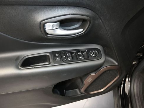 Used 2023 Jeep Renegade Latitude AWD/4WD image 11