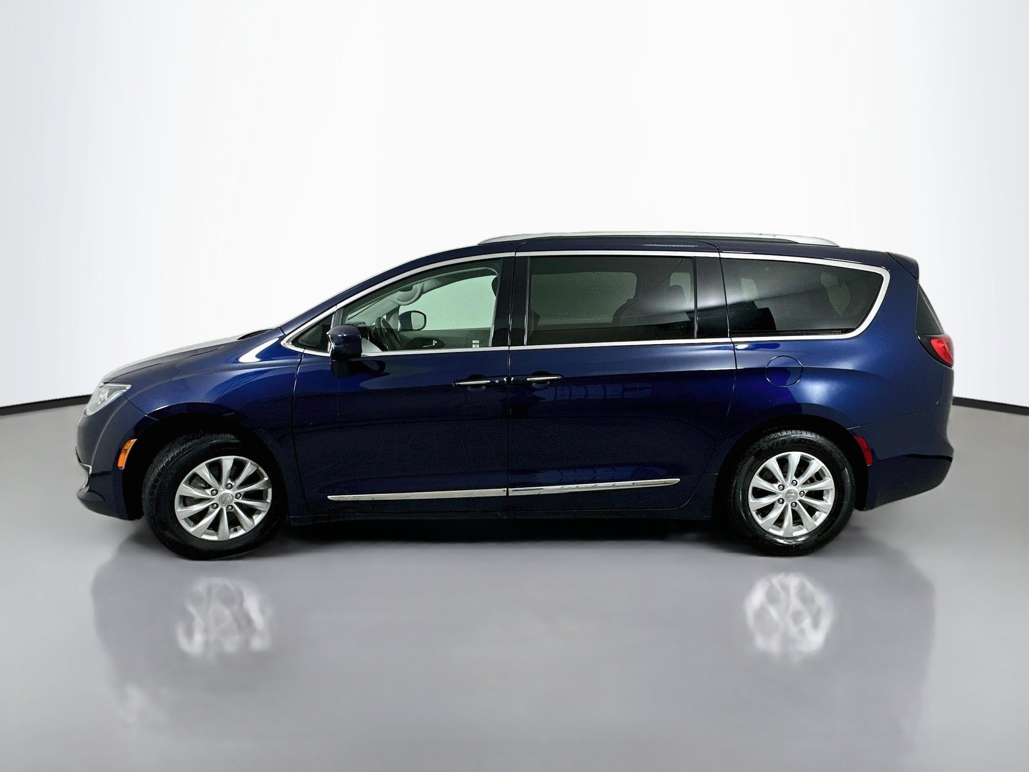 Used 2018 Chrysler Pacifica Touring-L Plus FWD image 4