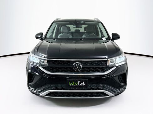 Used 2023 Volkswagen Taos SE FWD image 2