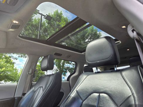 Used 2020 Chrysler Pacifica Limited FWD image 24