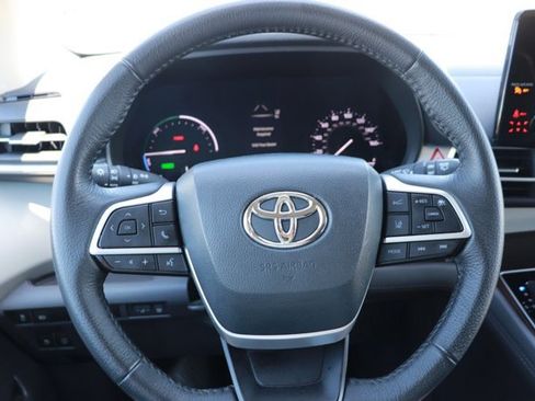 Used 2023 Toyota Sienna XLE FWD image 19