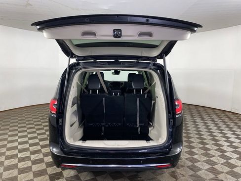 Used 2024 Chrysler Pacifica Touring-L image 21